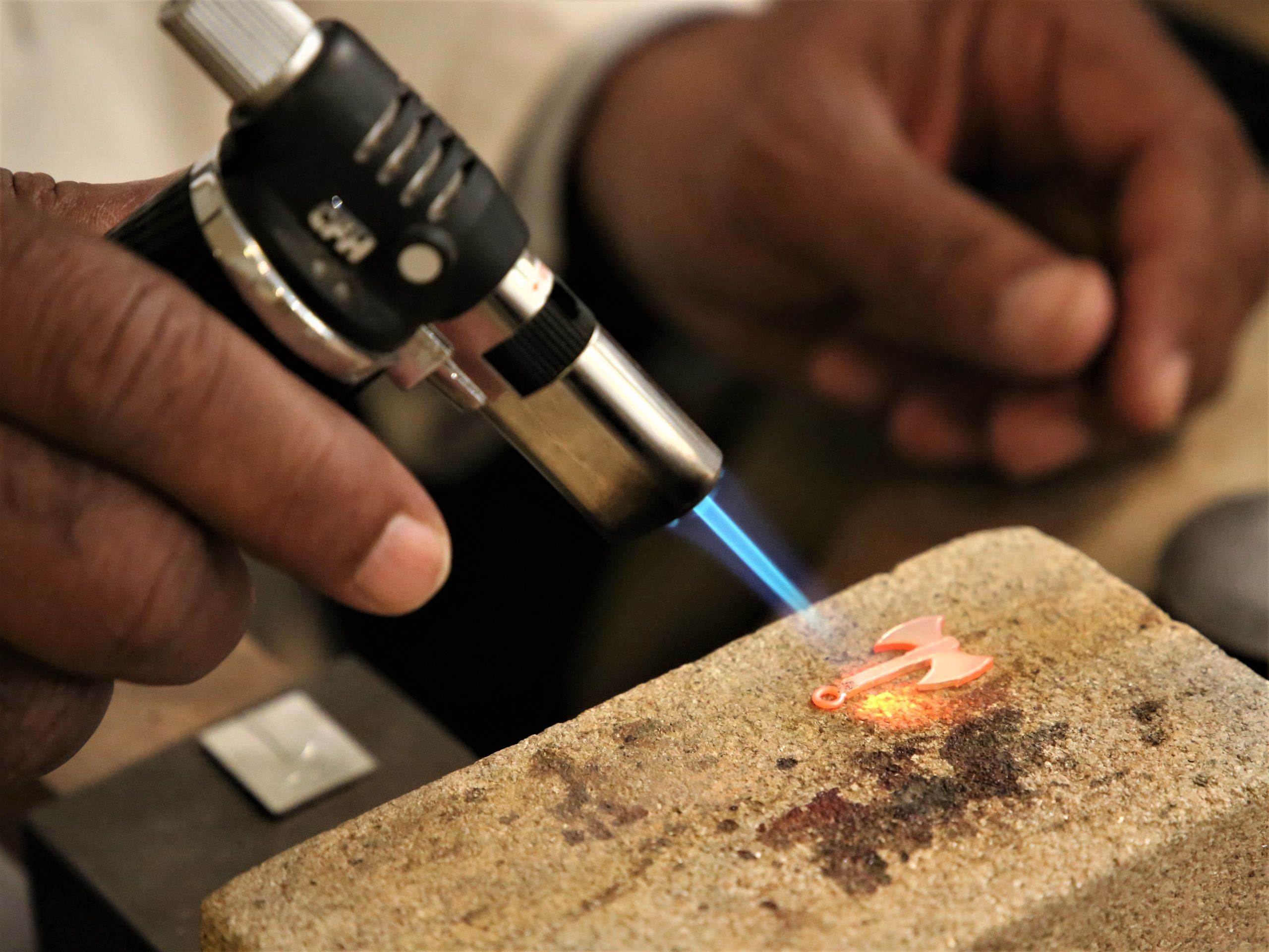 Créez votre pendentif en argent personnalisé in Lyon