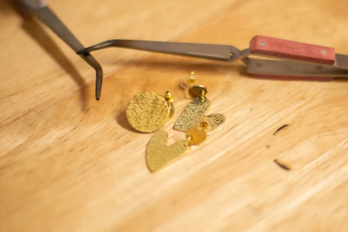 Réalisez vos boucles d'oreilles en laiton texturé