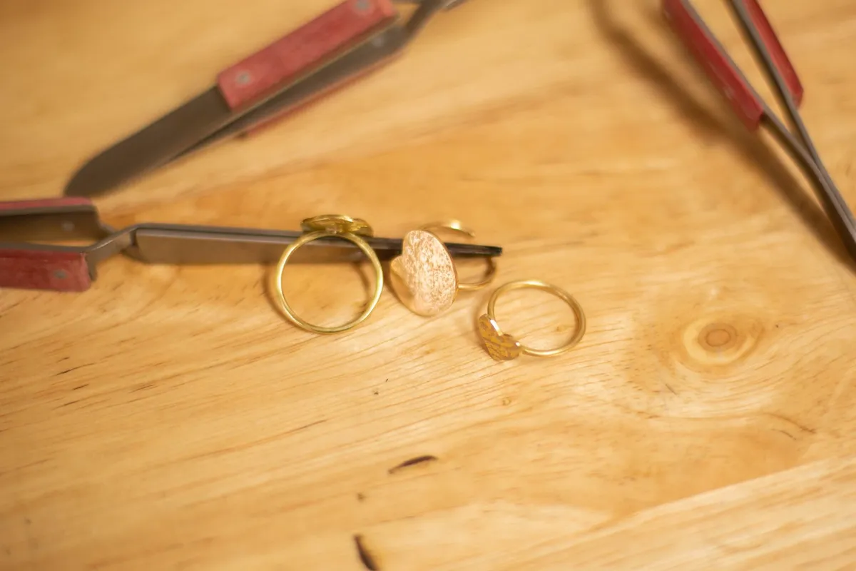 Réalisez votre bague en laiton texturé