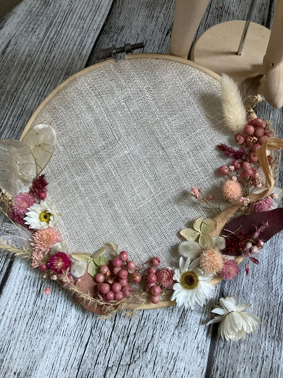 Créez votre tambour brodé de fleurs séchées