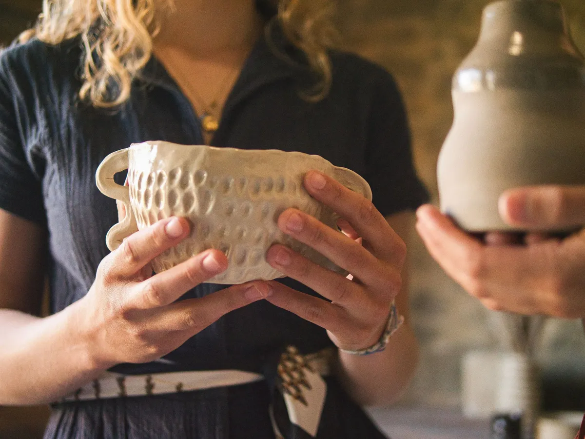 Modelez votre vase en grès blanc