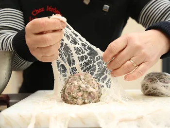 Réalisez vos saucisses ou caillettes en groupe