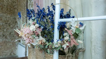 Composez votre couronne en fleurs séchées