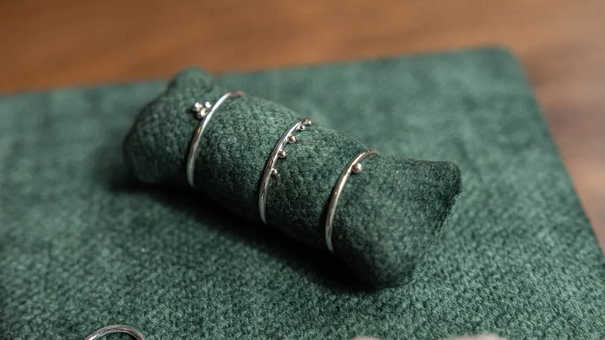 Réalisez votre bague en argent perlée