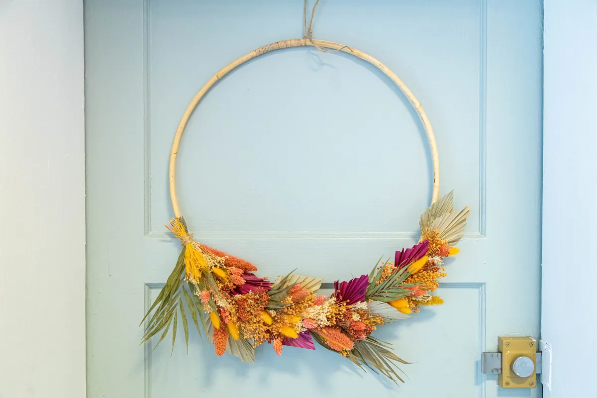 Réalisez votre couronne en fleurs séchées