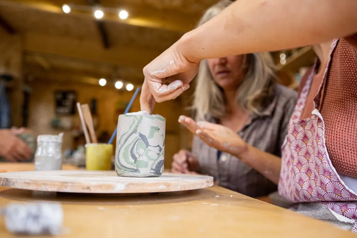 Modelez votre mug et votre soucoupe en terre mêlée