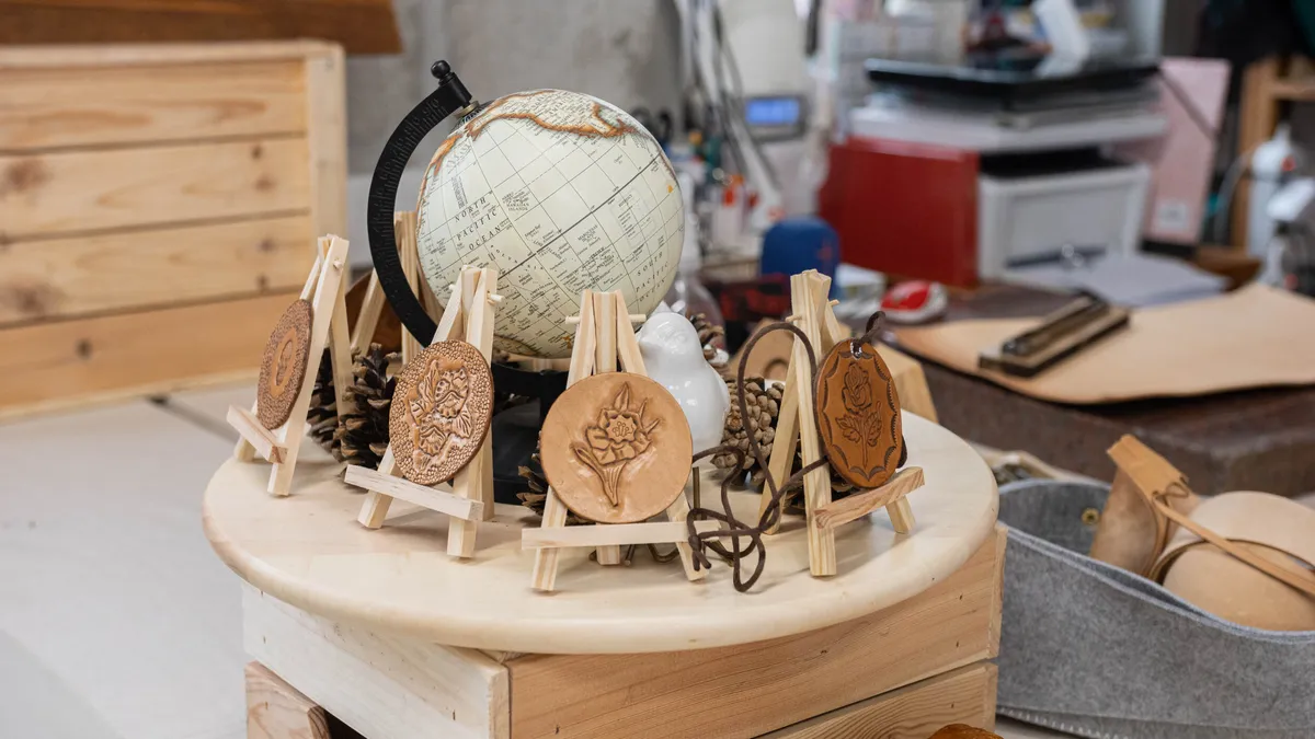 Découvrez la maroquinerie et la sculpture sur cuir