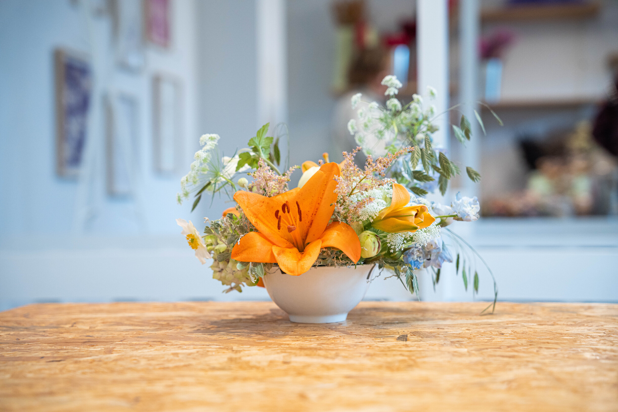 Créez votre composition de fleurs fraîches en groupe