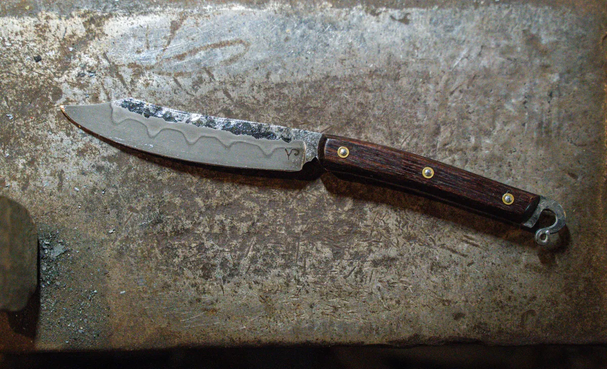 Forgez votre couteau de table sur une journée