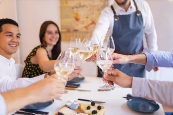 Découvrez des accords fromage et vin en groupe