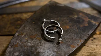 Réalisez vos boucles d'oreilles en argent serties