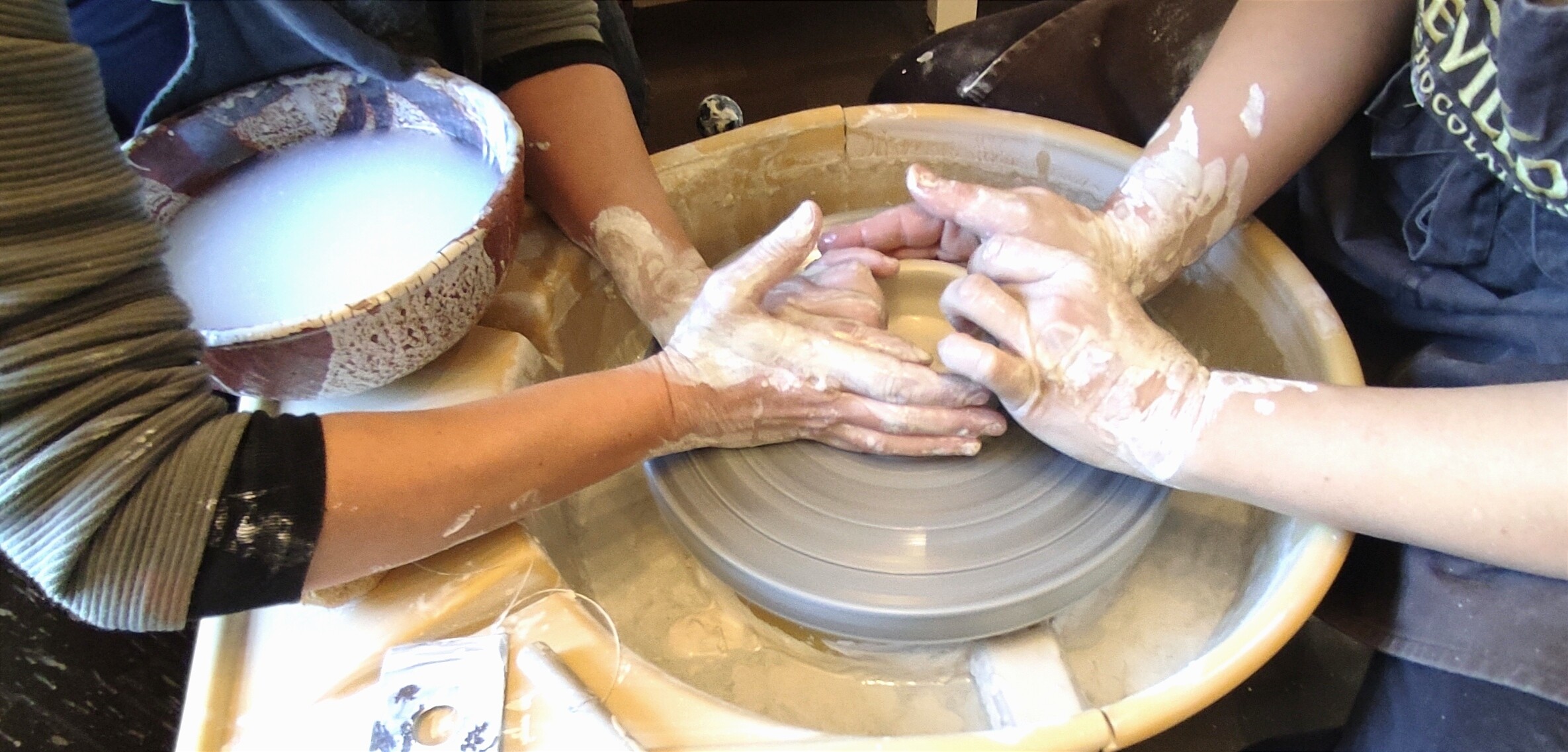 Apprenez les bases du tour avec une céramiste