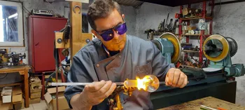 Filez et soufflez le verre avec un maître-verrier