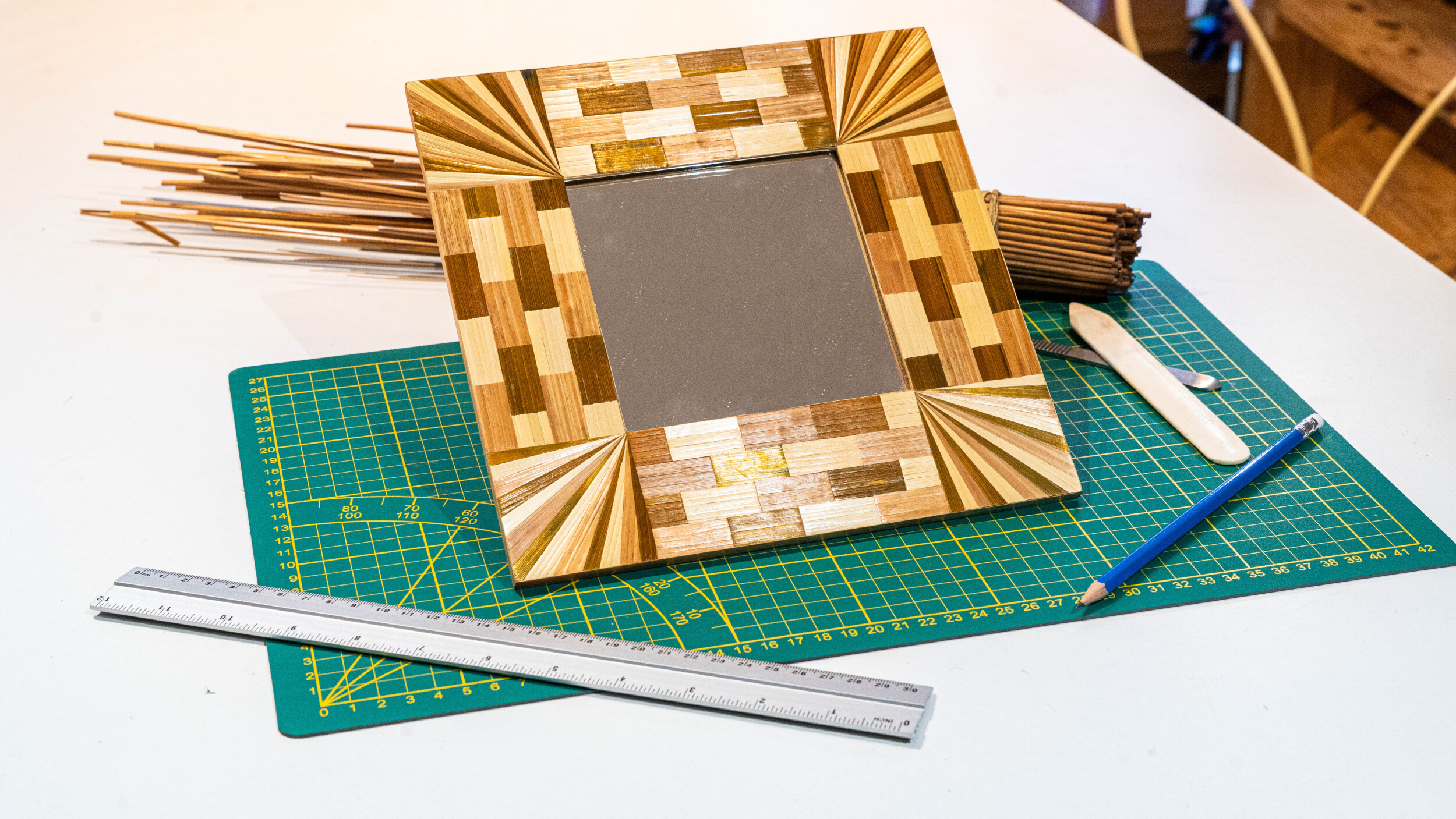 Réalisez votre miroir en paille sur une journée