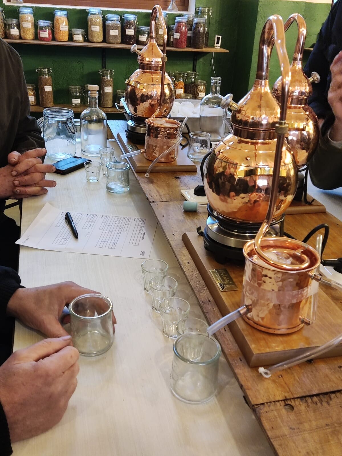 Distillez votre gin en duo