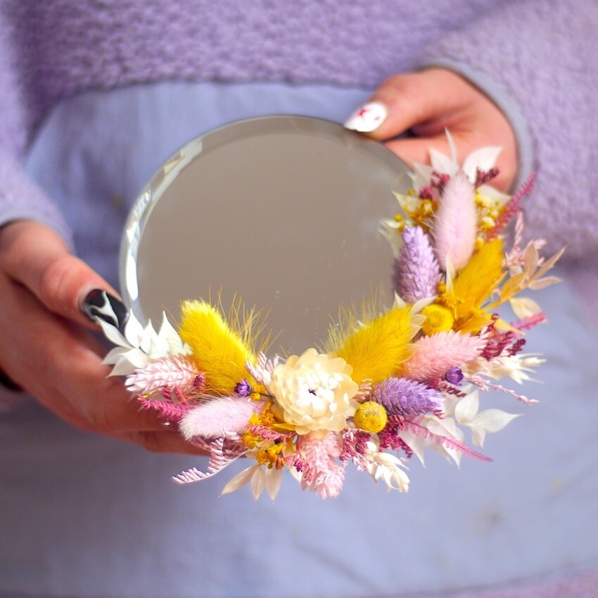 Réalisez votre miroir orné de fleurs séchées