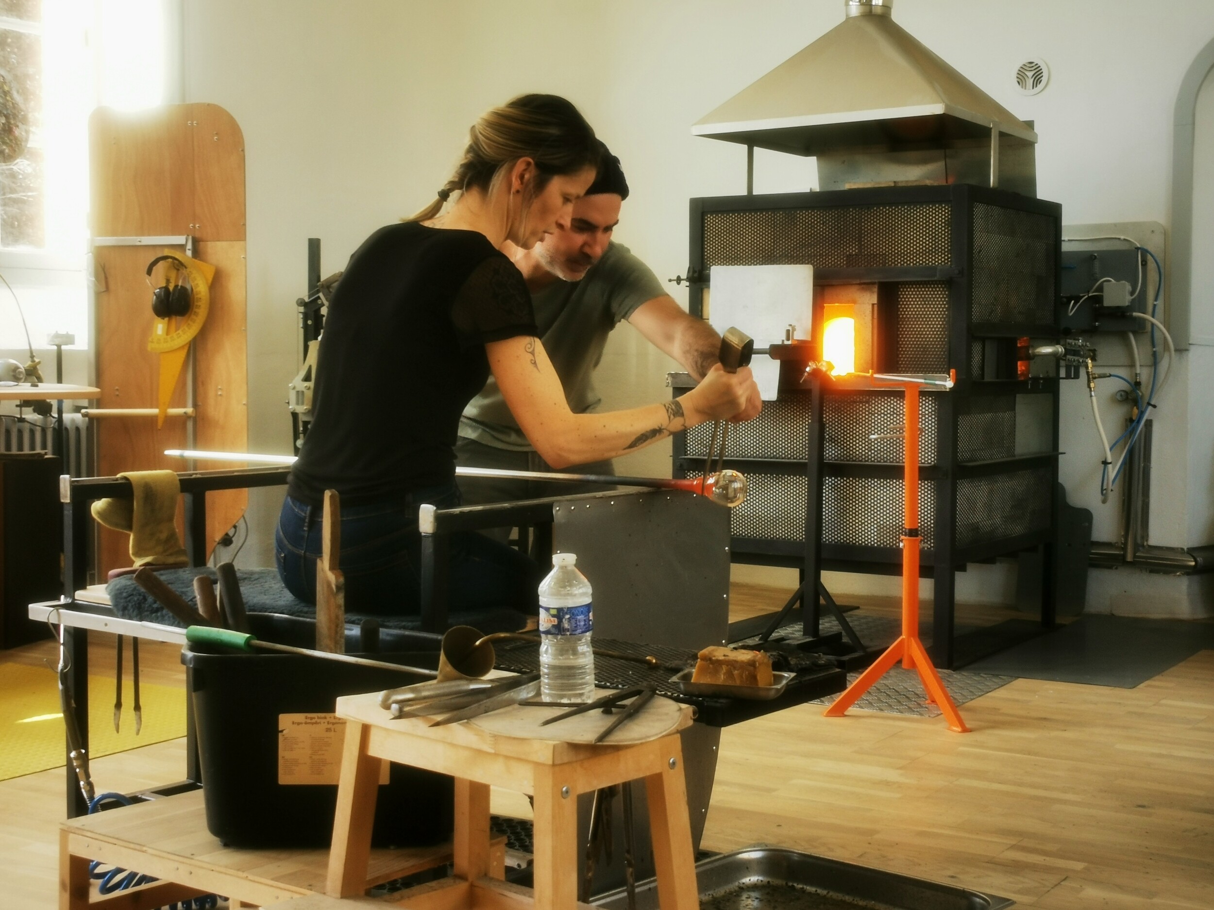 Découvrez le soufflage de verre en duo