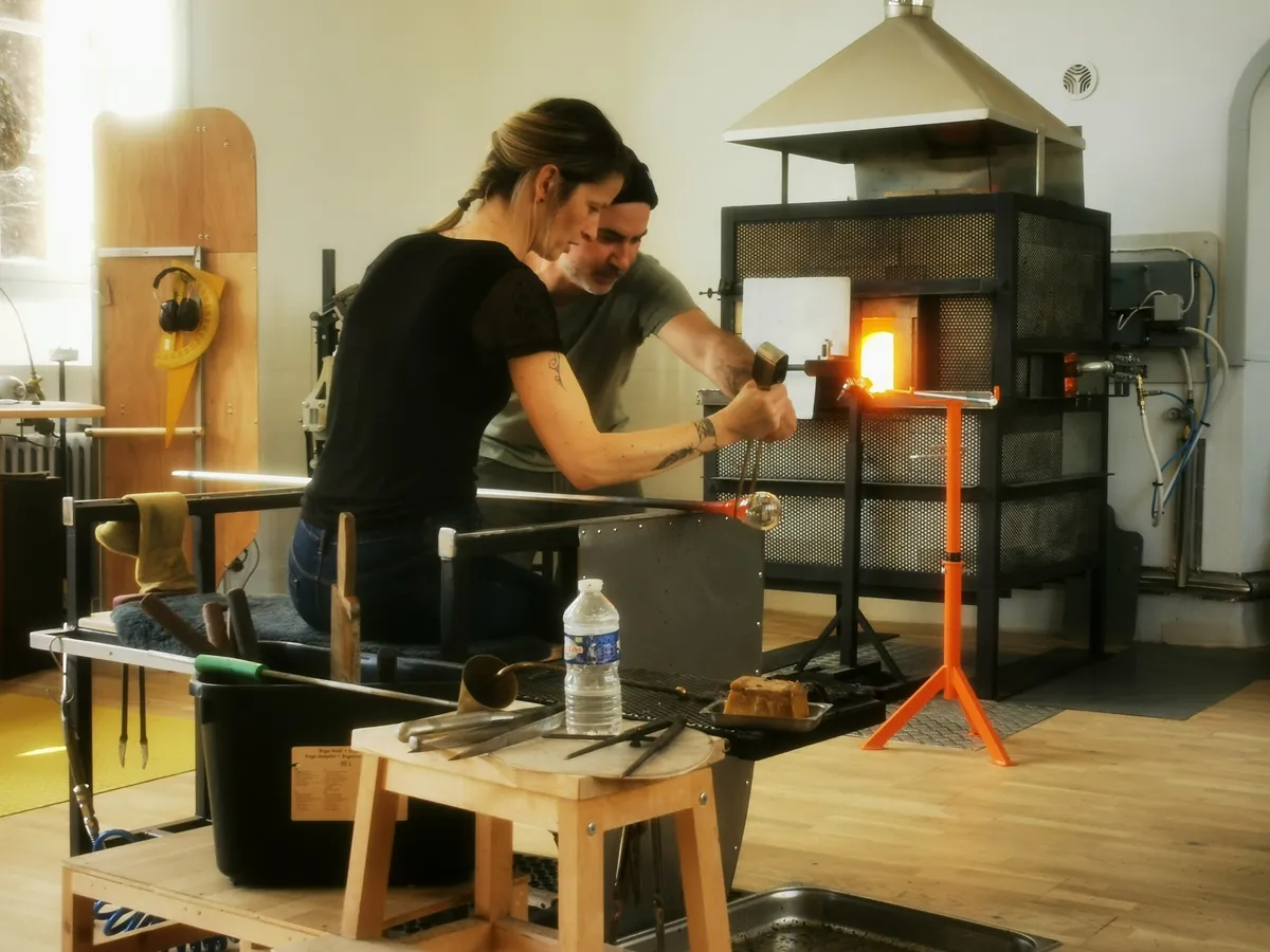 Découvrez le soufflage de verre en duo