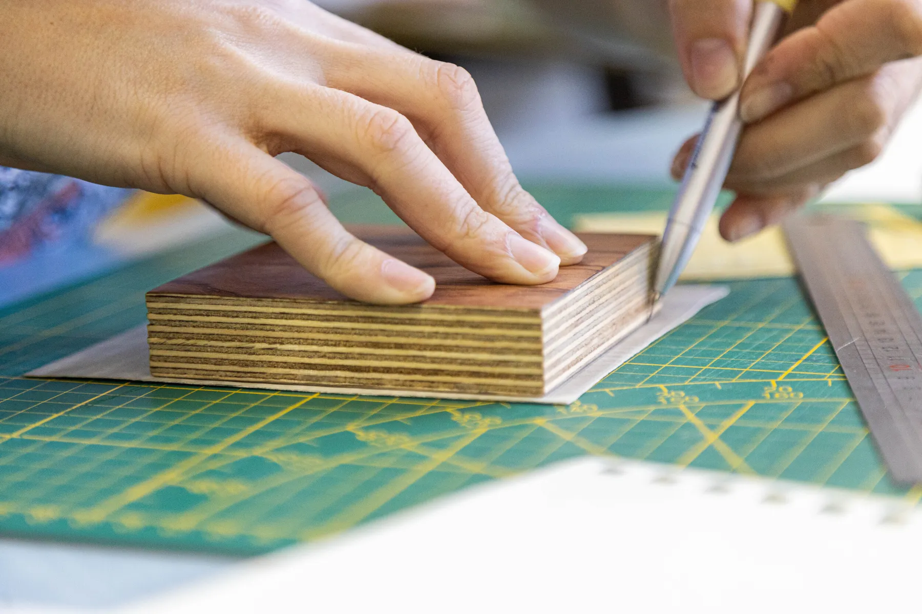 Réalisez vos dessous de verre en marqueterie de bois avec Nathalie - Image n°2 - Wecandoo