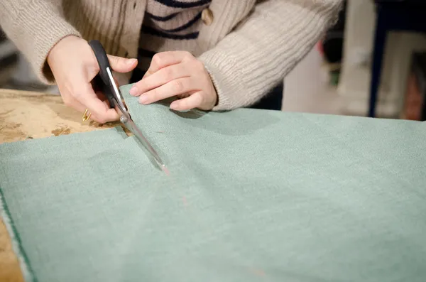 Apprenez à tapisser un tabouret - Image n°5 - Wecandoo