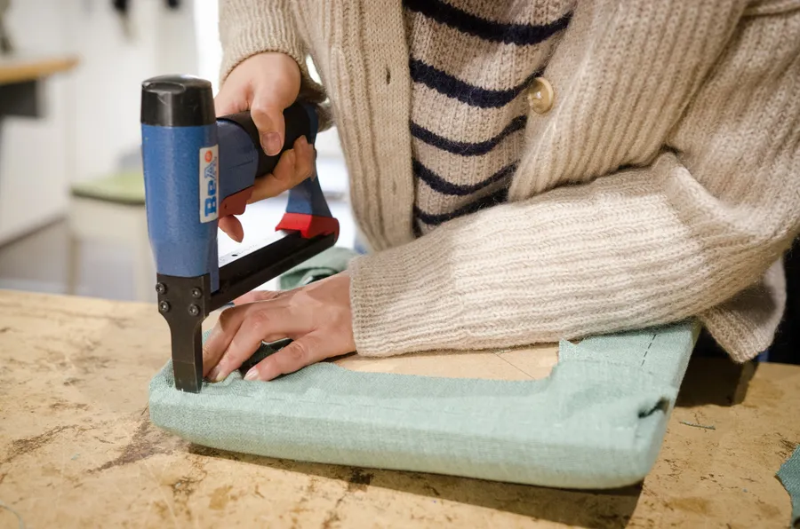 Apprenez à tapisser un tabouret - Image n°1 - Wecandoo