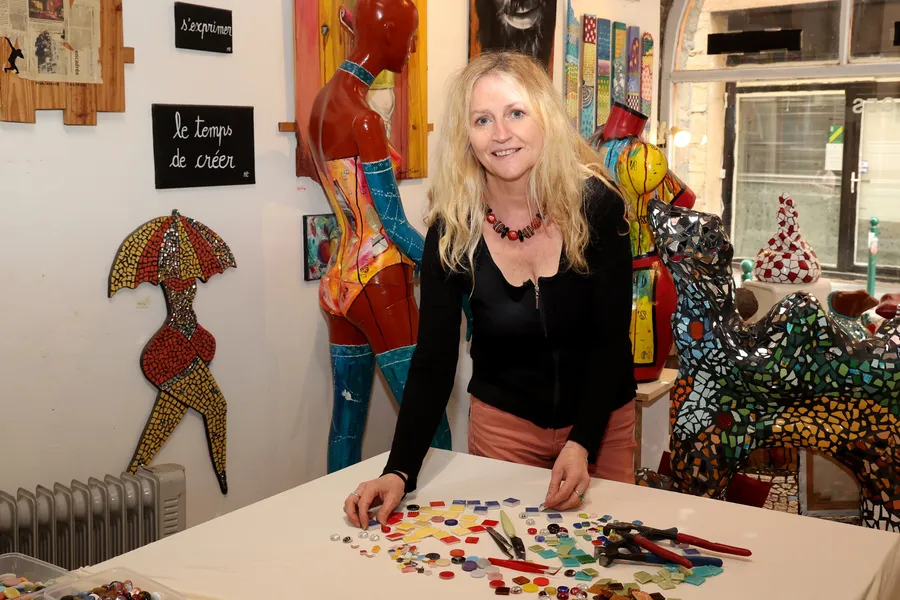 Marianne : Mosaïste et Artiste à Lyon