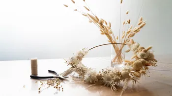 Réalisez votre couronne murale en fleurs séchées