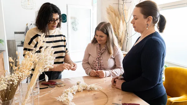 Réalisez votre couronne murale en fleurs séchées - Image n°2 - Wecandoo