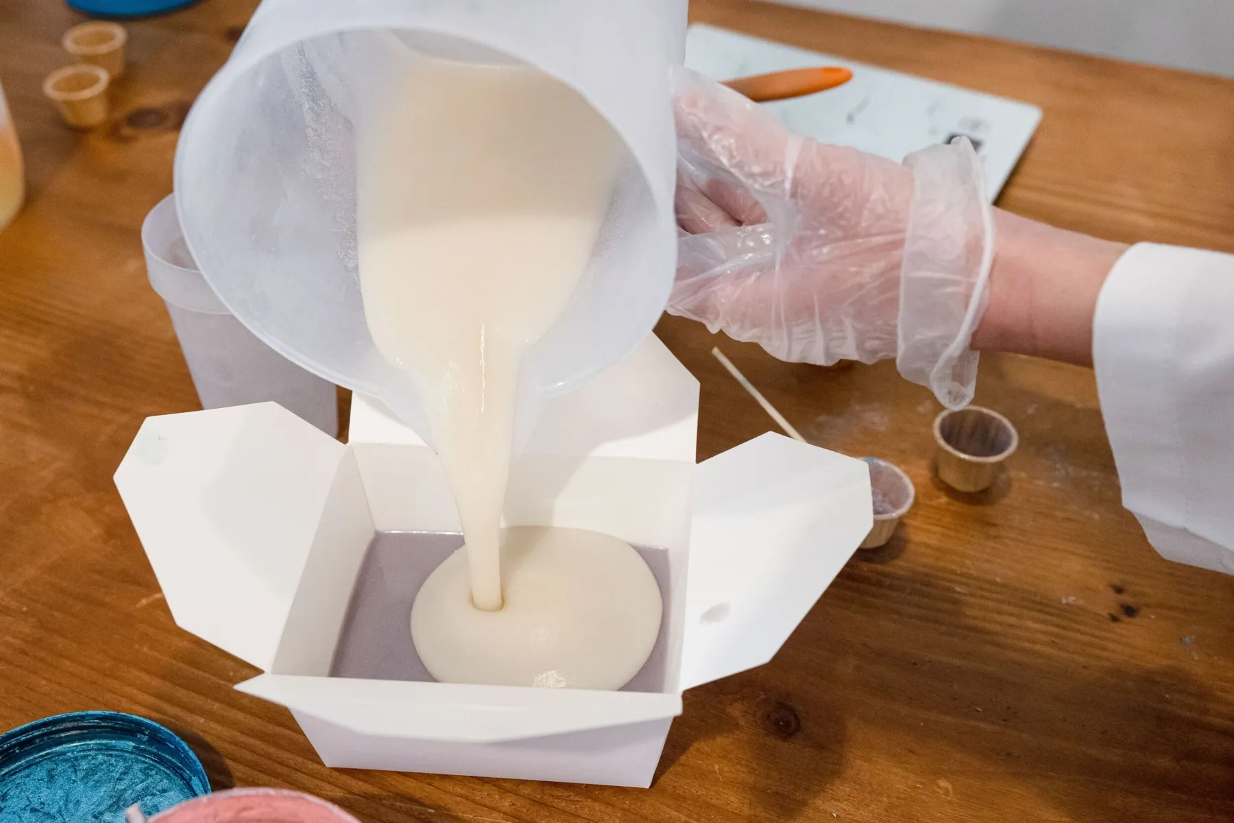 Initiez votre équipe à la saponification à froid et fabriquez vos blocs de savon avec Solène - Afbeelding nr. 1 - Wecandoo