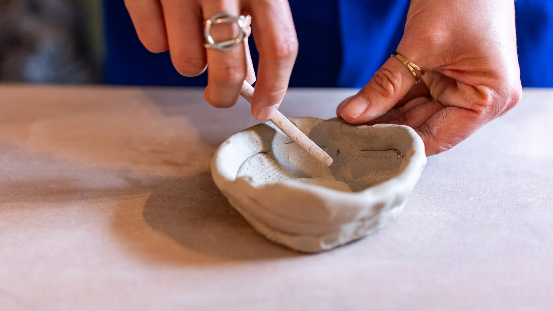 Modelez votre pichet en céramique avec Guylène - Image n°2 - Wecandoo