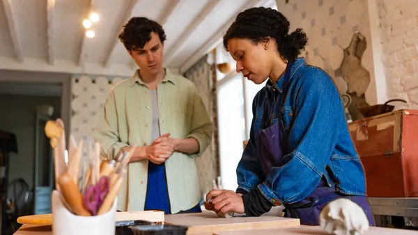 Modelez votre pichet en céramique avec Guylène - Image n°3 - Wecandoo