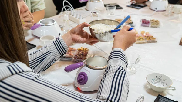 Créez vos bougies artisanales dans des tasses vintage avec Mathilde - Image n°4 - Wecandoo