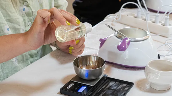 Créez vos bougies artisanales dans des tasses vintage avec Mathilde - Image n°2 - Wecandoo