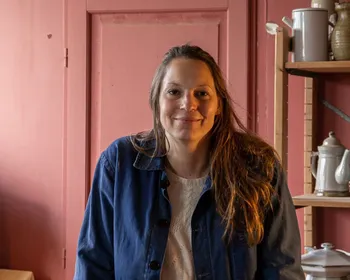 Cécile : Restauratrice de meubles vintage à Paris