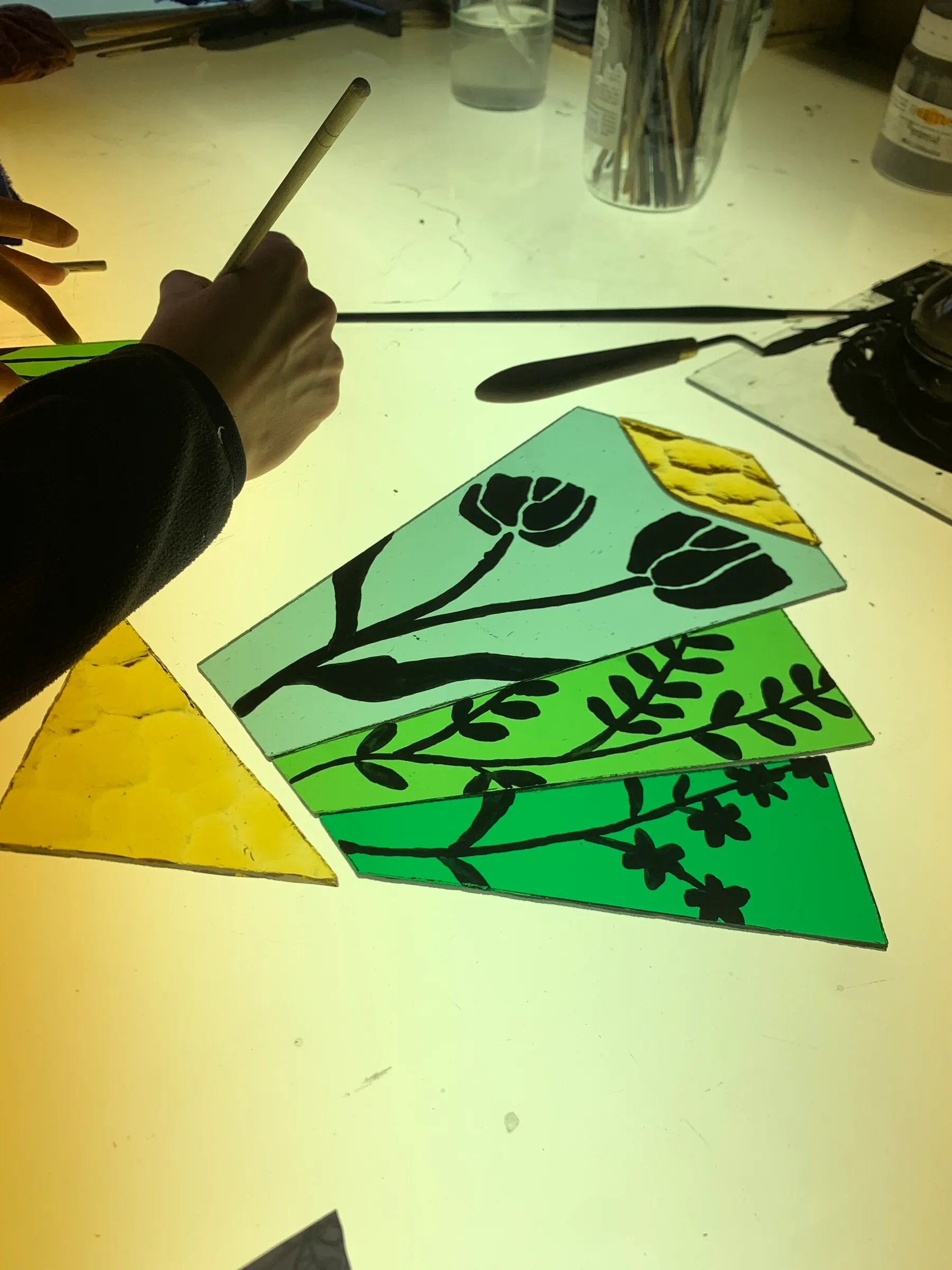 Réalisez votre petit vitrail peint au plomb - 2J - Image n°5 - Wecandoo