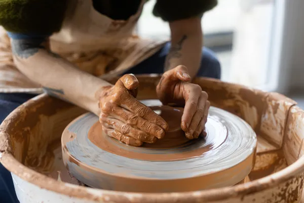 Initiez-vous au tour de céramiste en 2 sessions - Image n°1 - Wecandoo