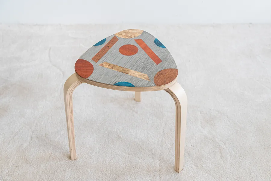Décorez votre tabouret en marqueterie contemporaine sur une journée avec Nathalie - Image n°1 - Wecandoo