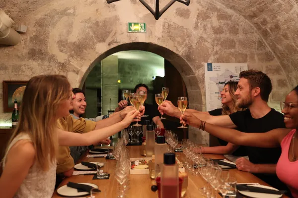 Dégustez dix vins et fromages avec Thibaut, Ambre et leur équipe - Image n°3 - Wecandoo