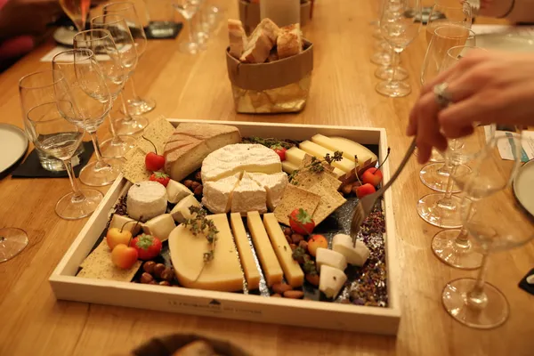 Dégustez dix vins et fromages avec Thibaut, Ambre et leur équipe - Image n°5 - Wecandoo