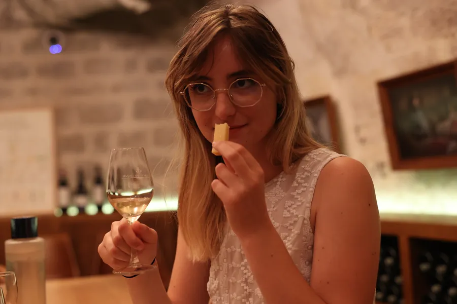 Dégustez dix vins et fromages avec Thibaut, Ambre et leur équipe - Image n°1 - Wecandoo