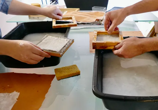 Découvrez la création de papier artisanal avec Stéphanie - Image n°5 - Wecandoo