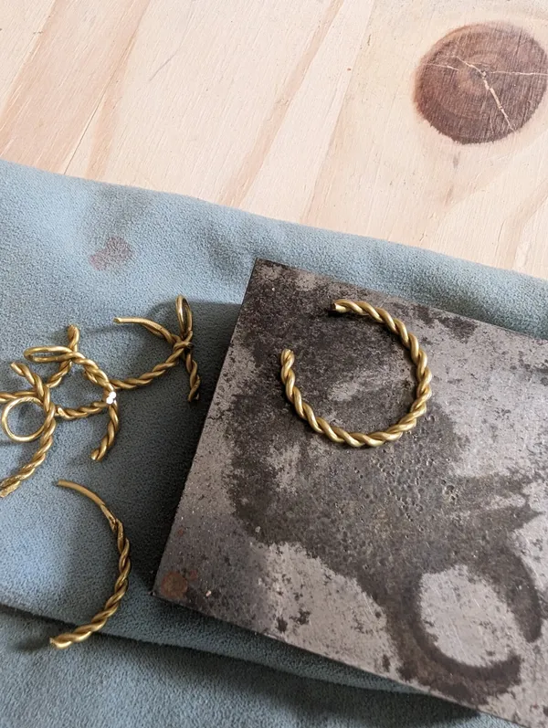 Fabriquez vos créoles torsadées en laiton - Image n°4 - Wecandoo