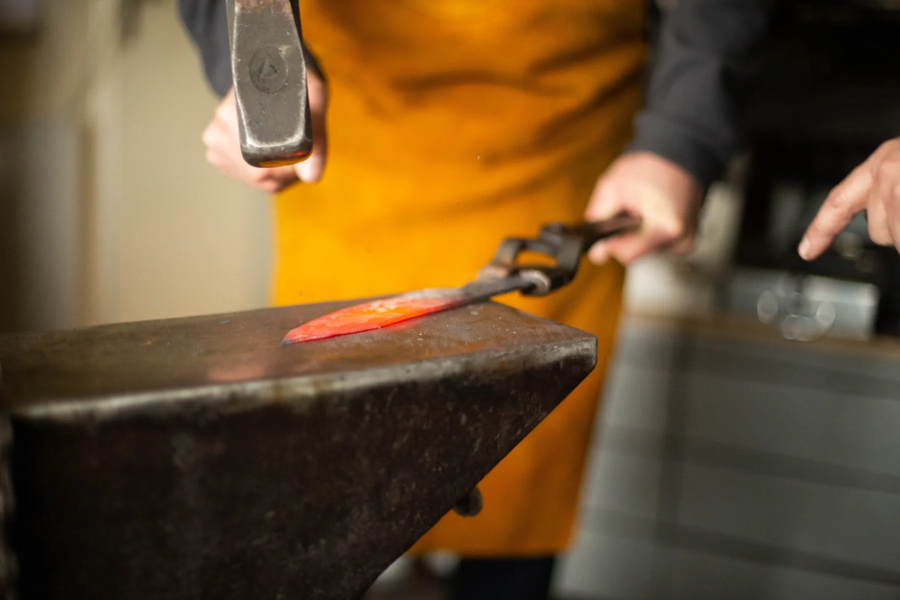 Fabriquez de A à Z votre couteau forgé et son manche tressé sur une journée avec Nicolas - Image n°3 - Wecandoo