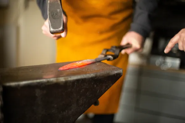 Fabriquez de A à Z votre couteau forgé et son manche tressé sur une journée avec Nicolas - Image n°3 - Wecandoo