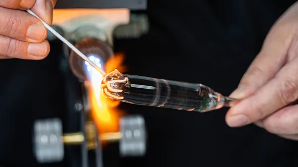 Soufflez votre sphère en verre unique avec Eric - Image n°2 - Wecandoo