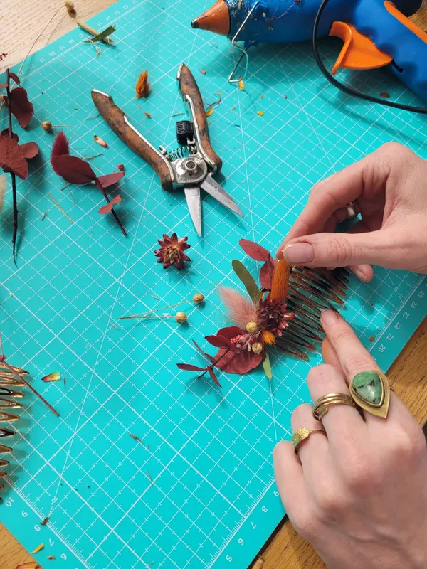 Venez réaliser un accessoire de coiffure végétalisé avec Sophie et Maëva - Image n°4 - Wecandoo