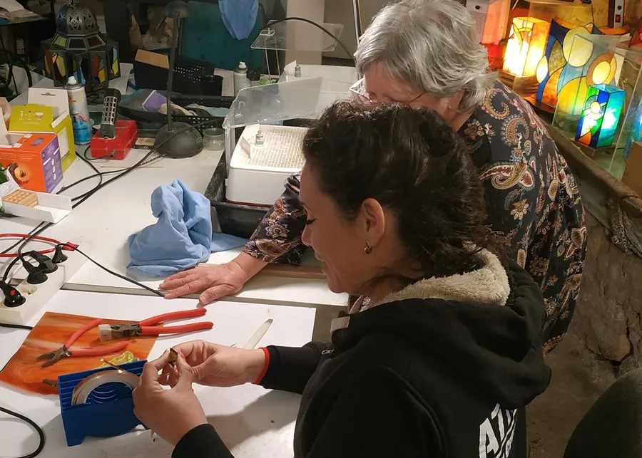 Initiez-vous au vitrail Tiffany sur une journée avec Christine - Image n°1 - Wecandoo