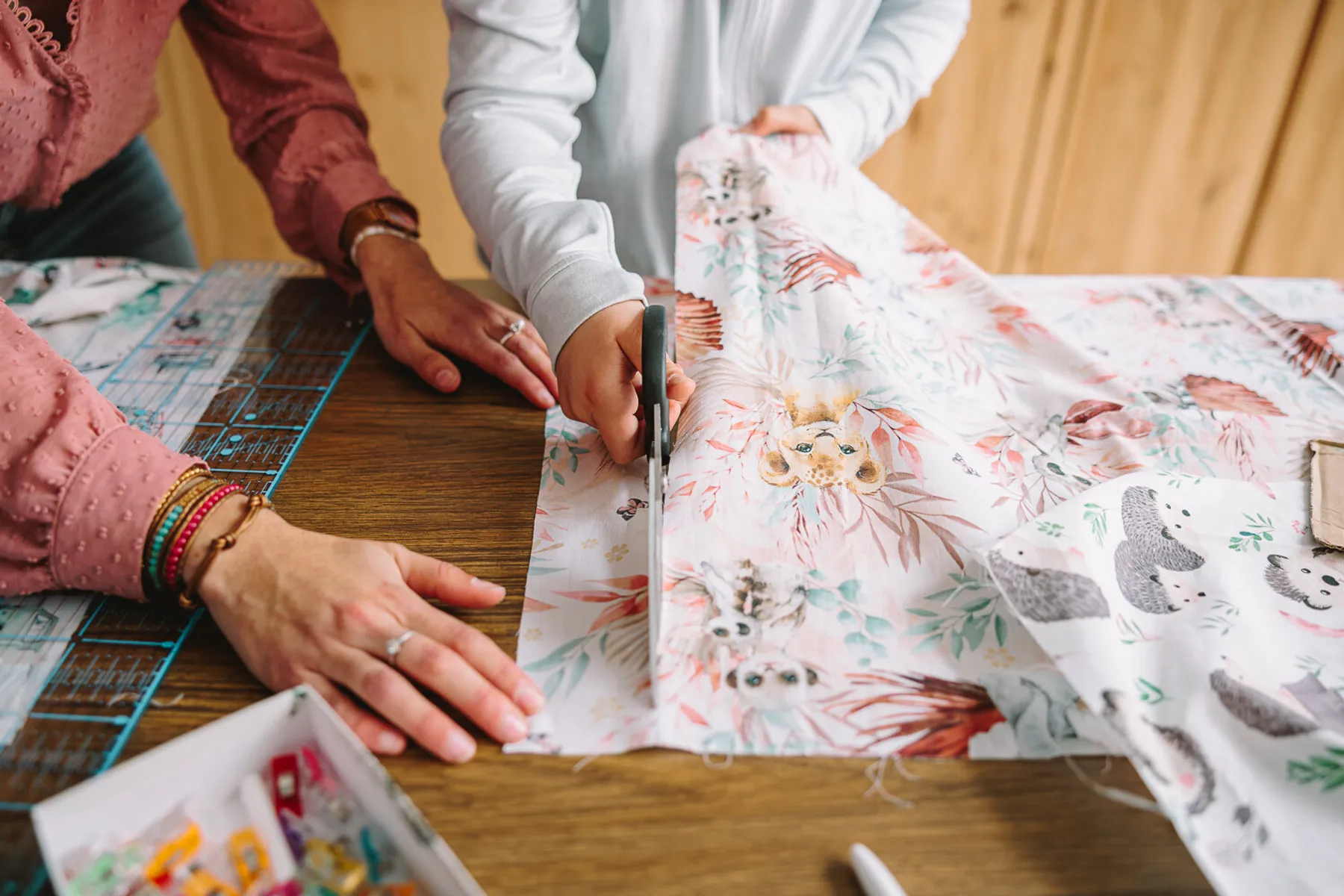 Réalise ton kit de voyage : étui à brosse à dent et petite pochette avec Adélaïde - Image n°4 - Wecandoo