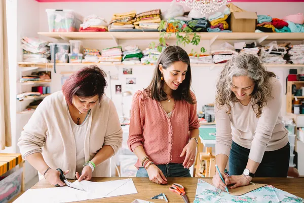 Réalisez un kit bébé pour le bain : mini cape de bain et gant de toilette avec Adélaïde - Image n°3 - Wecandoo