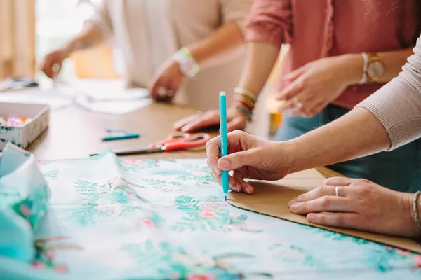 Réalisez un kit bébé pour le bain : mini cape de bain et gant de toilette avec Adélaïde - Image n°4 - Wecandoo